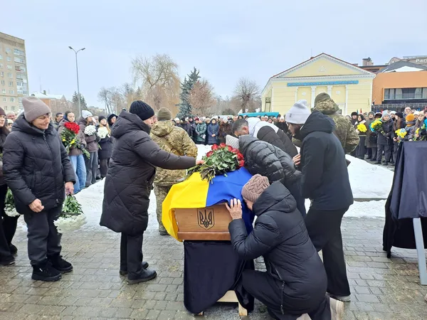 Під час останнього спілкування просив показати донечку: на Волині попрощалися з воїном Василем Гордіюком (фото)