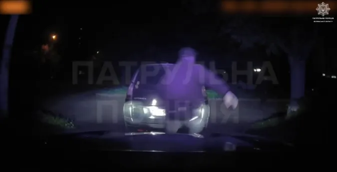 На авто і пішки: у Луцьку вночі п'яний водій тікав від копів (відео)