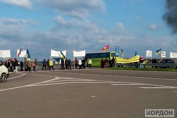 Активісти продовжують блокувати міжнародну трасу: палять шини
