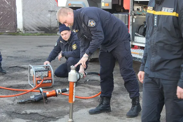 Волинські рятувальники отримали новий пожежний автомобіль (фото)