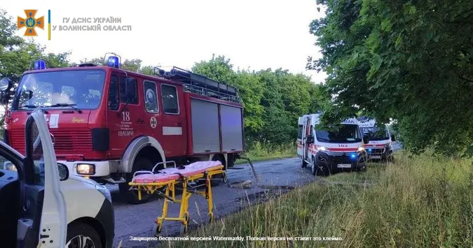 Водій заснув: у Володимир-Волинському районі перекинулося авто (фото, відео, оновлено)