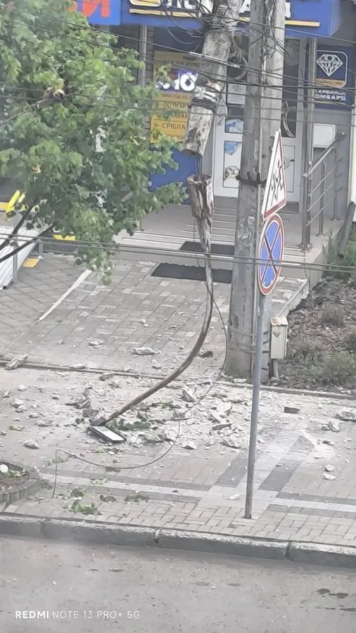 Чули «вибухи»: у центрі Луцька впала електроопора (фото)