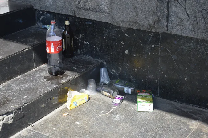 У Луцьку під стінами театру розвели свинство і матюкають театралів (ФОТО)