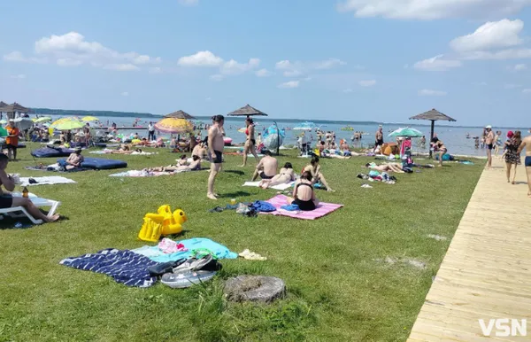 Елітні авто, пончики і ТЦК: на Світязі – ніде яблуку впасти (фото)
