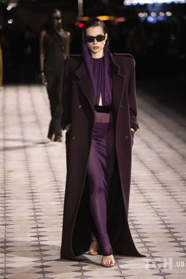 Шкіряні тренчі, косухи та довгі «голі» сукні: Дім Saint Laurent презентував колекцію весна-літо 2023