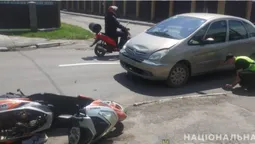 У Нововолинську мопедист влетів в авто: чоловік – в лікарні (фото)