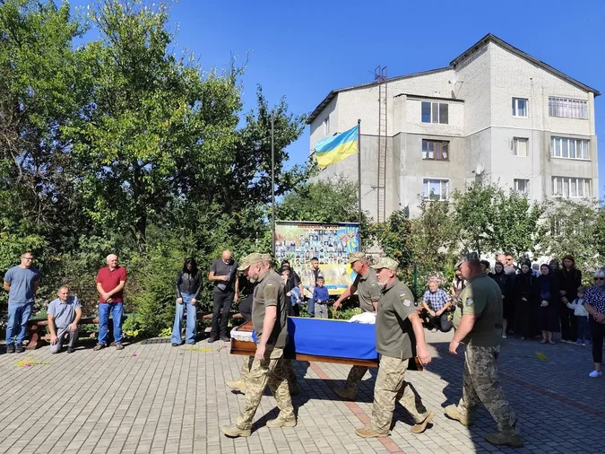 Загинув у ДТП: на Волині попрощались з Героєм Олександром Вахнованом (фото)