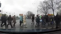 Як стадо: на Соборності у Луцьку пішоходи йшли через дорогу на червоний сигнал світлофора (відео)