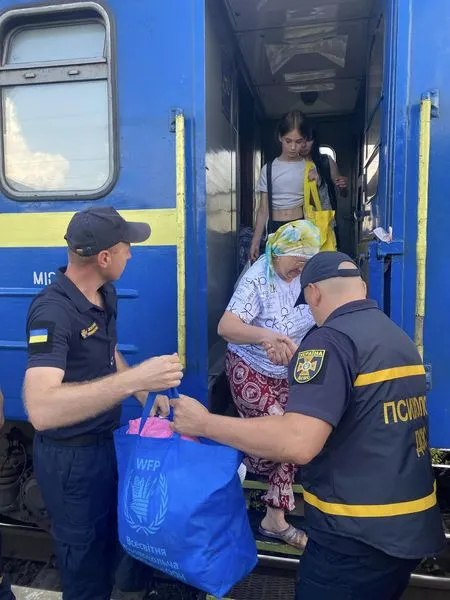 На Волині зустріли евакуаційний потяг з Харківщини (фото)