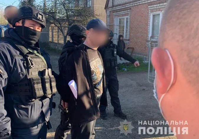 У Маріуполі чоловік сокирою потрощив майно супермаркету «АТБ» (відео)