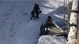 У Володимирі на відвідувачку банку впали двері (фото)