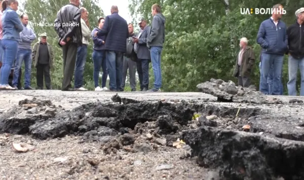 В одному із сіл Волині мешканці після ремонту знімають асфальт руками (фото, відео)