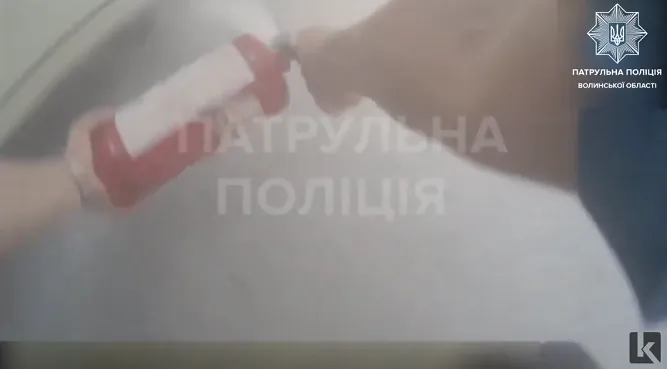 Оперативно: у Луцьку патрульні гасили пожежу в маршрутці (відео)