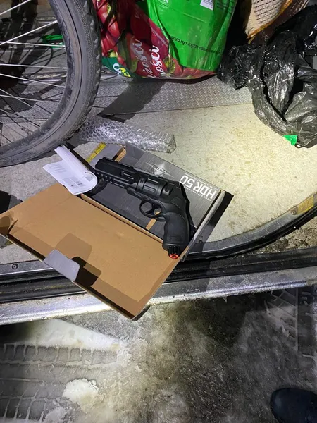 Волинські митники на кордоні зупинили чоловіка з револьвером (фото, відео)