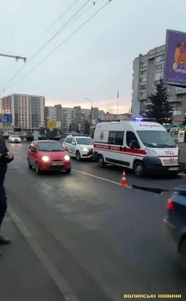У Луцьку перед переходом зіткнулися три авто (фото)