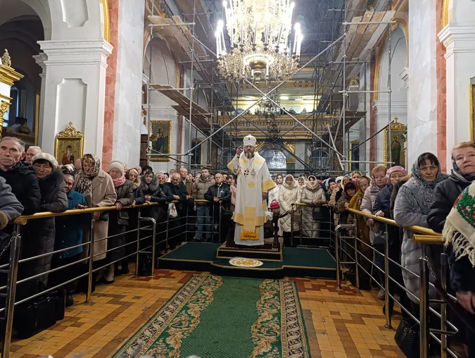 Молитви і колядки: у луцькому соборі Святої Трійці провели різдвяну службу (фото)