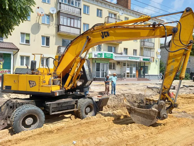 Знімають бруківку із тротуарів: що коїться на проспекті Волі у Луцьку (фото)