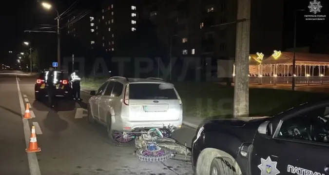 Так втікали, що врізалися один в одного і впали: у Луцьку поліцейські вночі ловили двох мотоциклістів (відео)