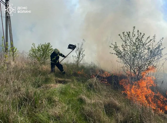 У Ковелі вогонь із сухостою перекинувся на деревʼяний будиночок (фото)