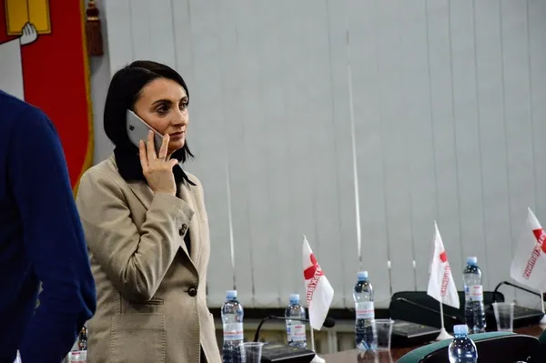 Десь пів на першу секретар Юлія Вусенко з'явилася в сесійній залі й невдовзі зникла, побачивши, що «кіна не буде»