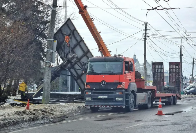 У Луцьку демонтували рекламу, за яку не платили власники