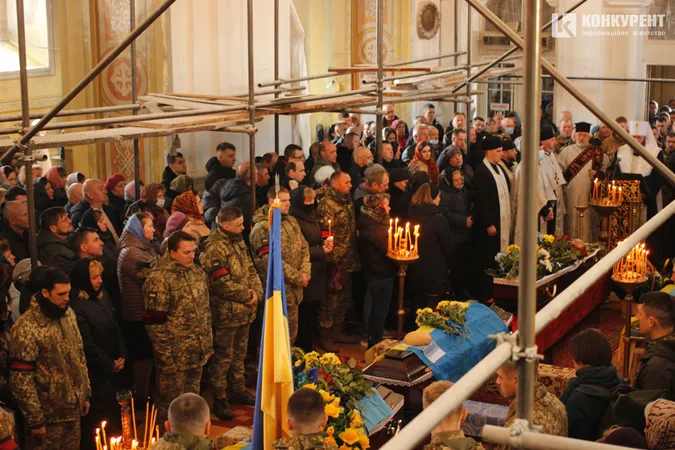 Зі сльозами та на колінах: Луцьк попрощався з трьома своїми Героями (фото, відео)