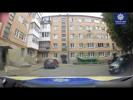 Вистрелив з пістолета: у Луцьку затримали чоловіка зі зброєю і наркотиками (фото, відео)
