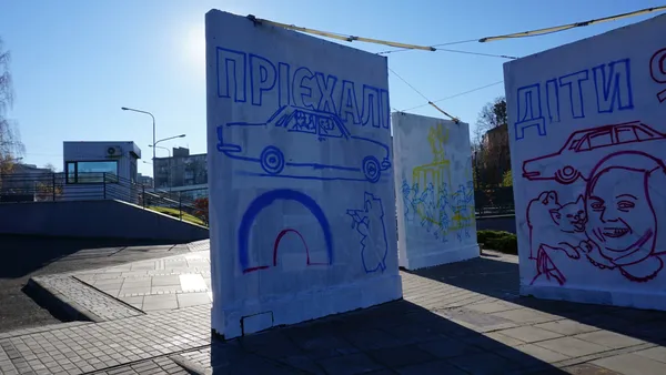 Кольоровий та (не)радянський: у Луцьку роблять новий мурал (фото, відео)