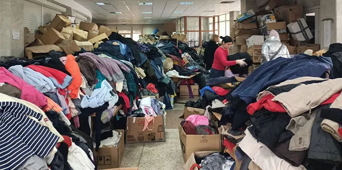 «Платять мало – приходиться щось дивитися»: у луцький пункт допомоги щодня приходять переселенці (фото, відео)