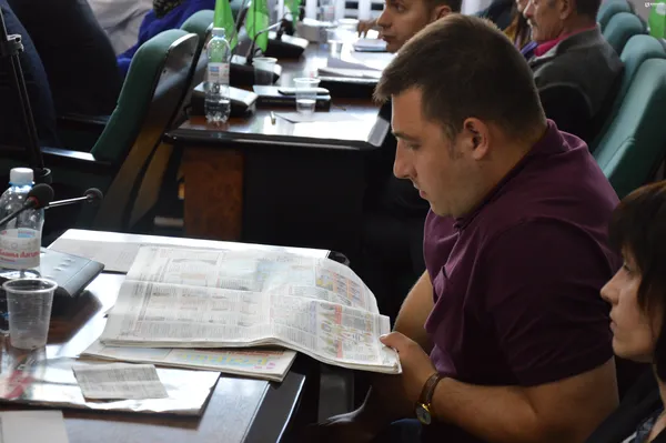 Павло Данильчук  читає пресу