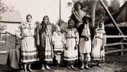 У вишиванках, але босі: показали рідкісне фото селян з Любешівщини на початку ХХ століття (фото)