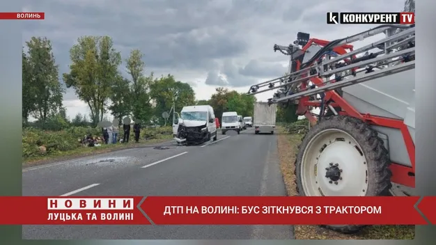 На Волині бус протаранив трактор – постраждав 60-річний пасажир (фото, відео)