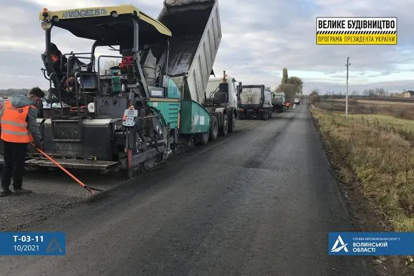 Між Війницею і Локачами асфальтують дорогу (фото)
