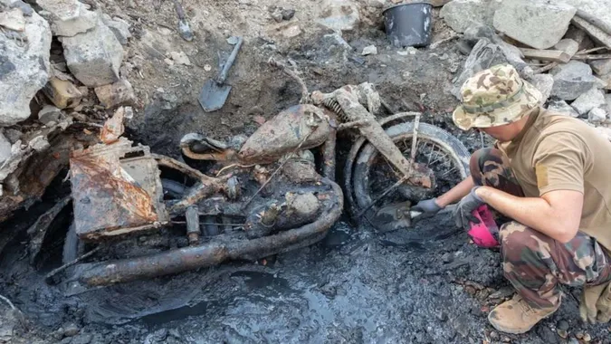 Дунай обмілів і відкрив таємницю: з-під води показався німецький військовий мотоцикл із останками солдата (фото)
