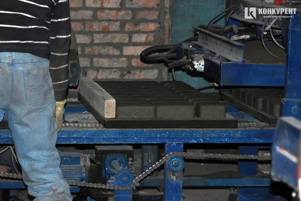 Луцьке підприємство показало, як виготовляє бруківку