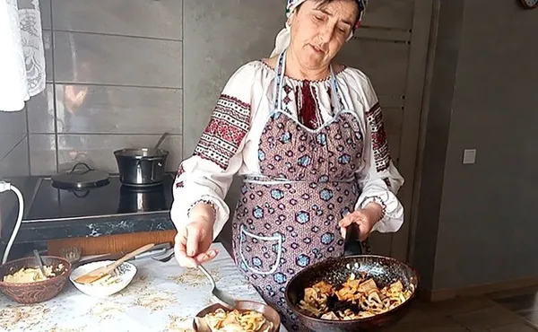 Засмажка до таких вареників — цибуля та сало