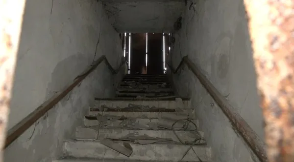 У Луцьку люди скаржаться на стан «обмежено готового» укриття (відео)