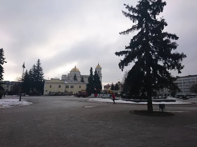 Свято закінчилося: із луцьких ялинок знімають прикраси (фото)