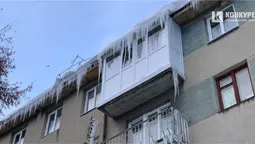 Гігантські бурульки захопили покрівлі луцьких будівель: містяни нажахані (фото)