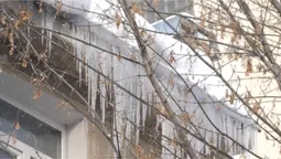 Біля «П'яної вишні» у Луцьку брила льоду впала на голову чоловіка (відео)