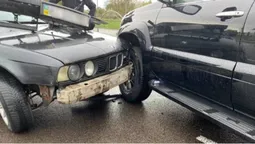 Зчепилися колесами: у Луцьку на Ківерцівській BMW втаранився в Lexus (фото)