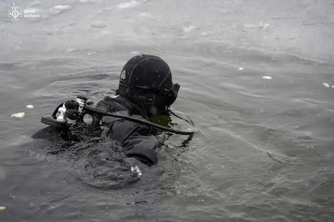 У Луцьку до рибалок на Теремнівських ставках завітали водолази (фото)
