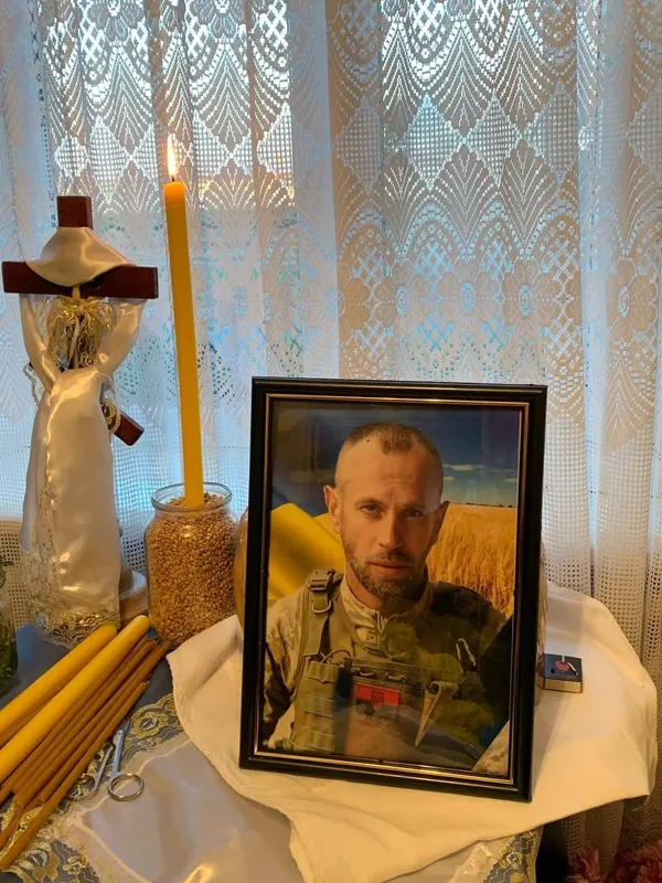Дорогу встелили квітами: у селі під Луцьком зустріли тіло Героя Романа Цисельського (фото)