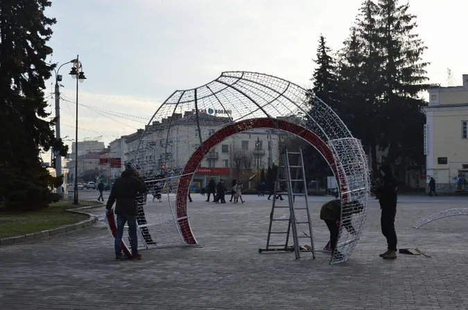 У центрі Луцька монтують величезну новорічну кулю (фото)