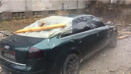 У Луцьку вітер зніс дах на автомобіль (фото)