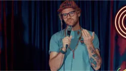 «Це як "тисяча Зеленського"»: у Львові стендап-комік невдало пожартував про виплати рідним загиблих захисників (відео)