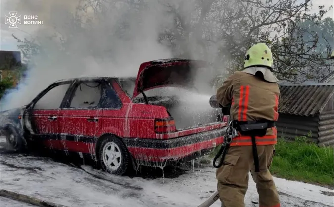 У Луцькому районі посеред вулиці загорілася автівка (фото)