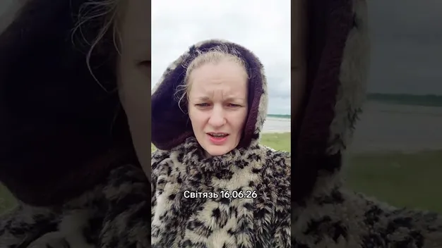 Ходять пляжем у шубі та рукавицях: на Світязі досі не почався купальний сезон (відео)
