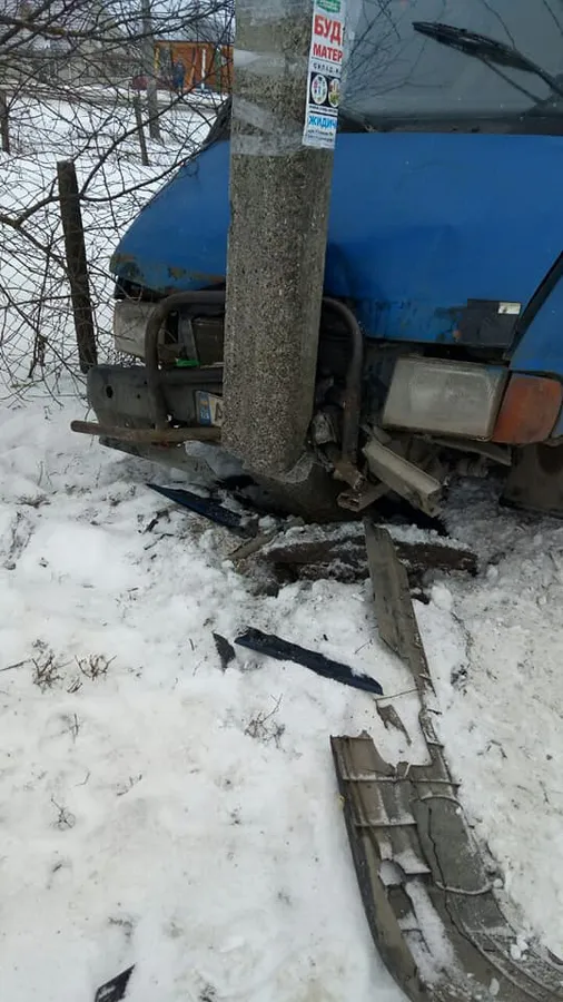 Біля Луцька вантажівка в'їхала у стовп (фото)