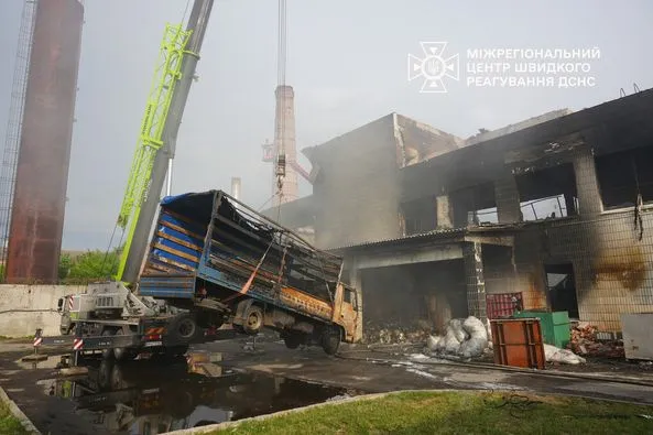 Понад 16 годин приборкували масштабну пожежу на підприємстві в Ромнах (відео)